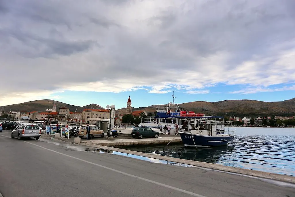 Guesthouse Trogir Proto-Free Parking 3*,